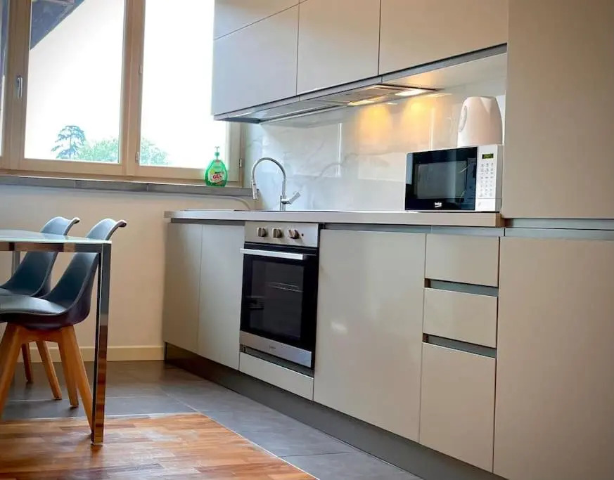 Chic Apartment - River View - Free Parking and WIFI