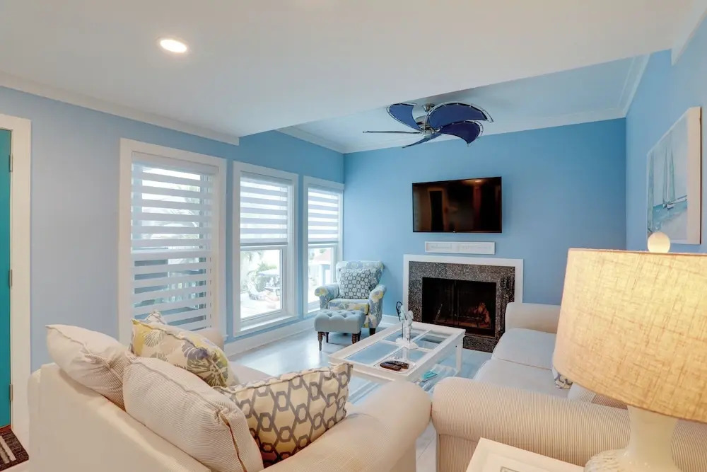 Sip, Sunbathe & Relax Poolside: Madeira Beach Gem!