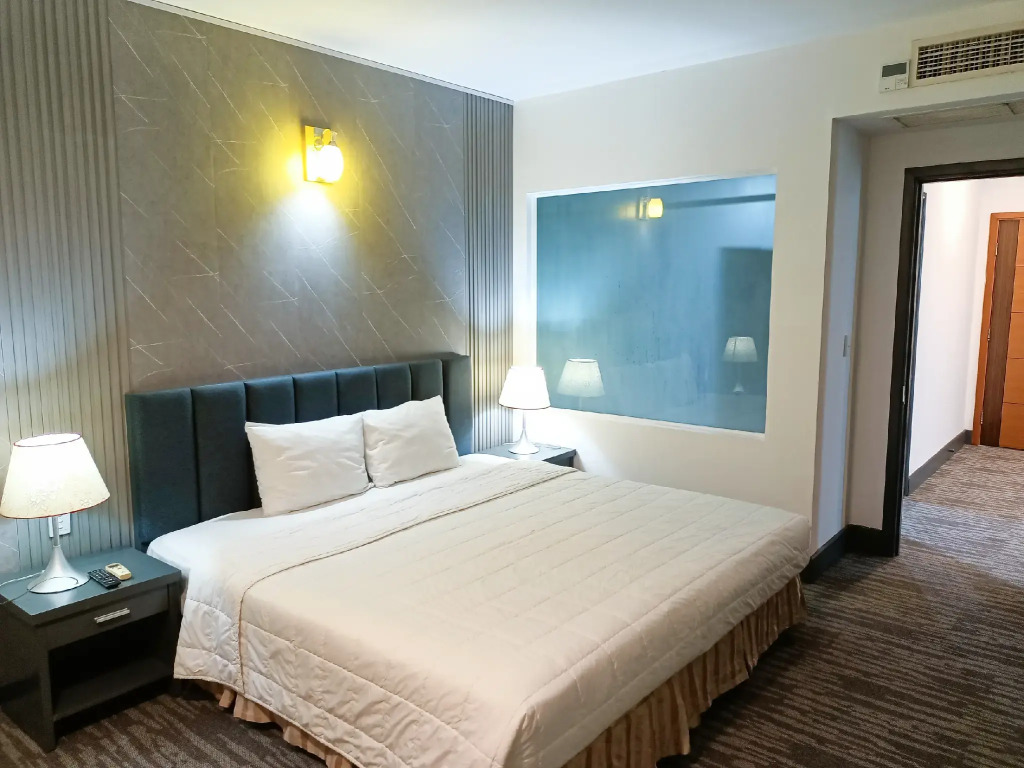 River Hotel