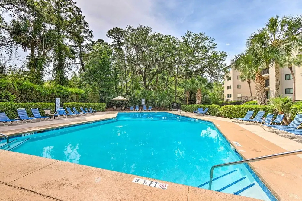 Hilton Head Island Condo w/ Pool - Walk to Beach!, Hilton Head Island