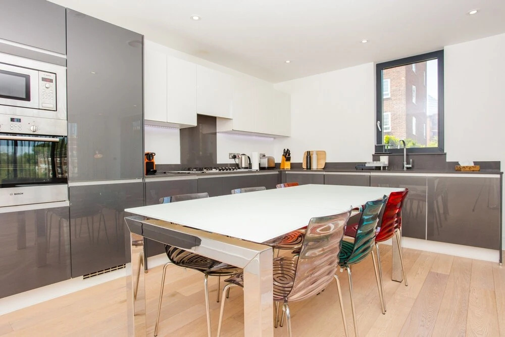 Three Bedroom Flat In Shoreditch With Large Balcony