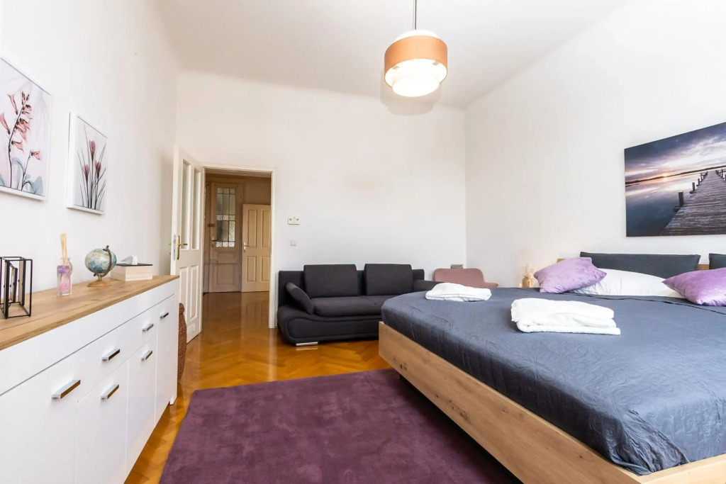 Sunshine deluxe apartment with porch near Schönbrunn palace and Westbahnhof
