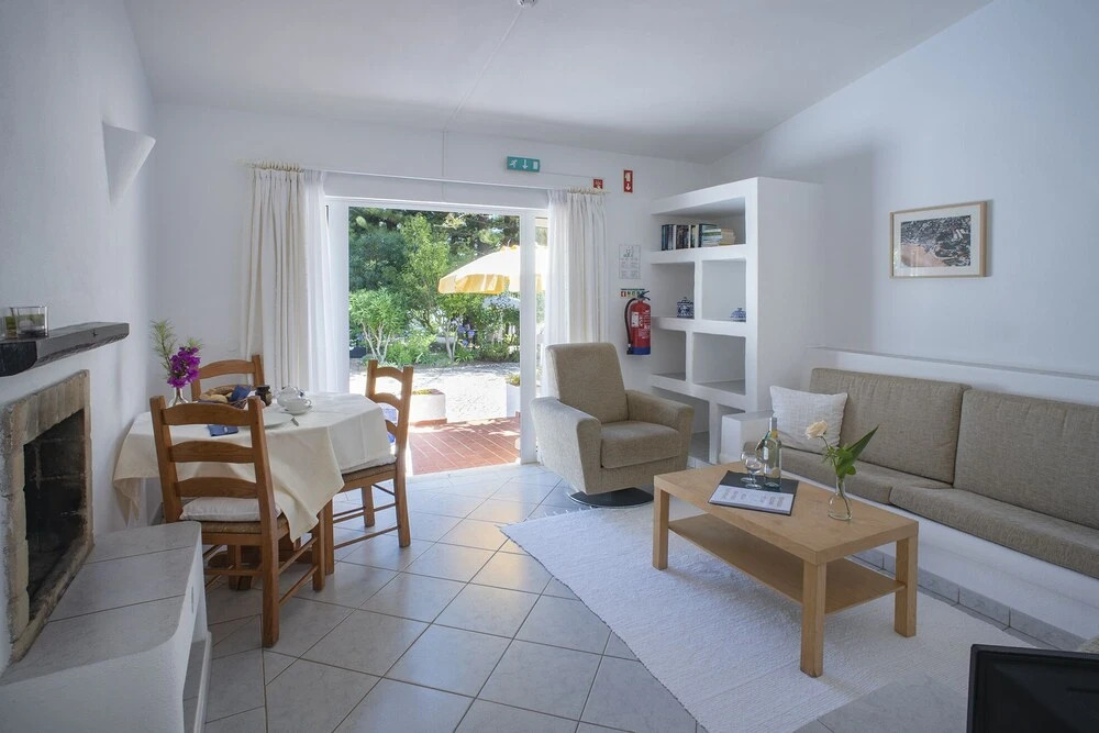 1 Bed Flat - Sleeps 2 - Pool - Parking - Wifi