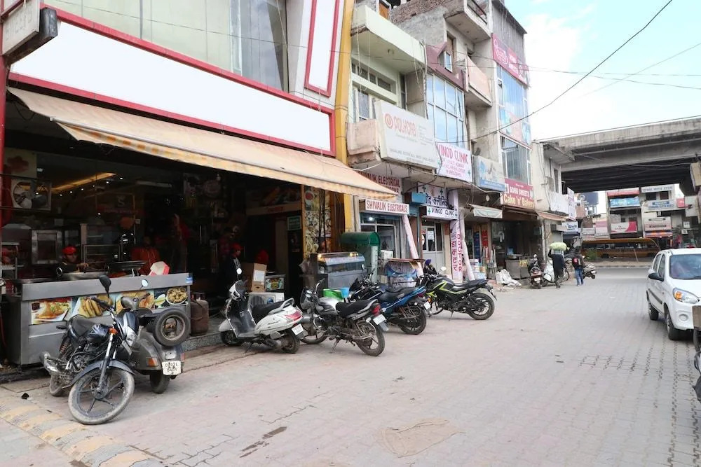 OYO 28575 Hotel J&B