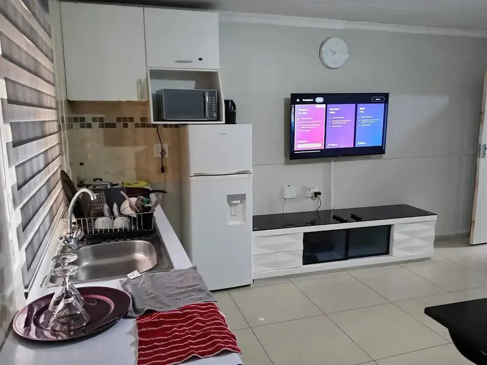 Gold Crown One Bedroom Self-Catering Apartment With NetFlix & YouTube