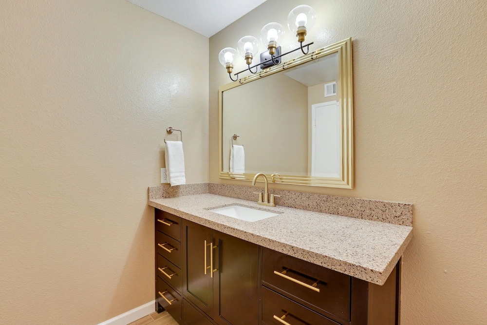 Pool, Patio & Fireplace: Glendale Oasis!