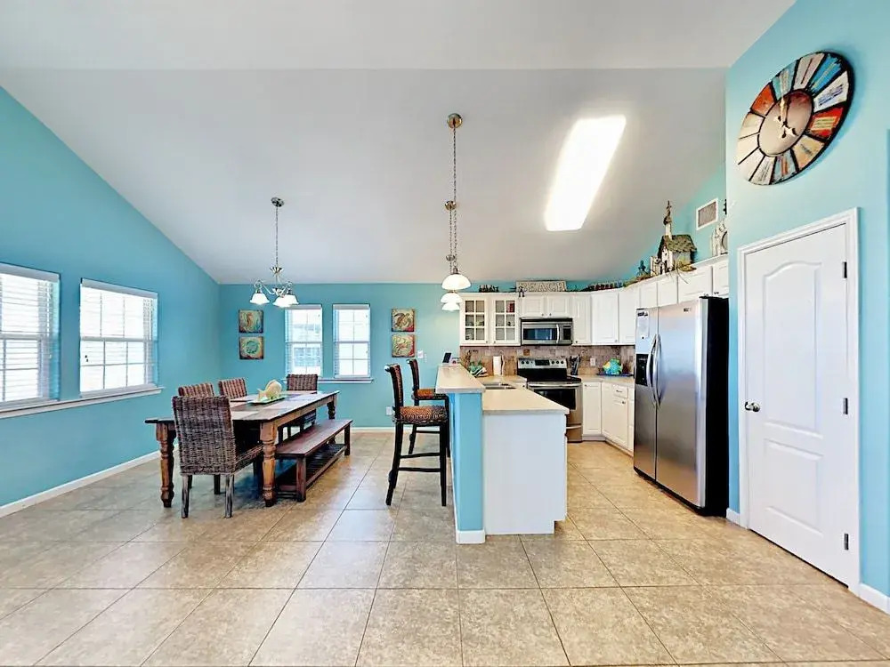 3BR 2BA 1.5 Blocks to Beach by RedAwning