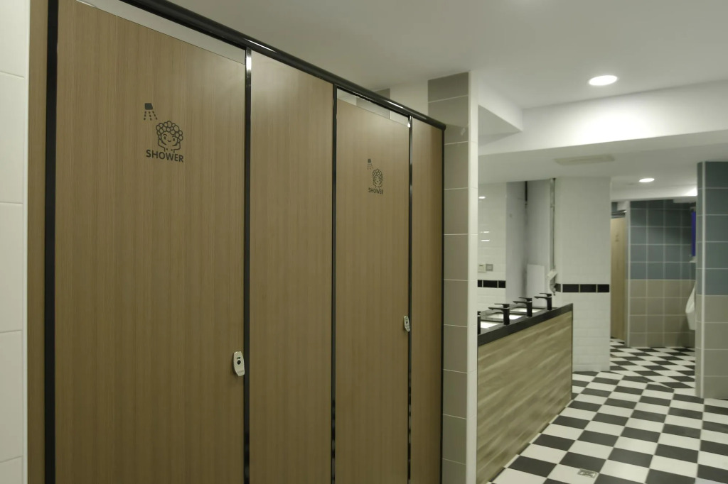 Flyinn Hostel