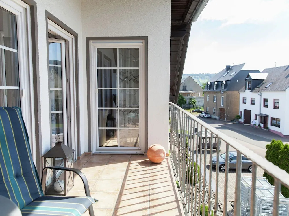 Modern Apartment In Krov With Garden And Balcony