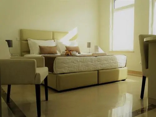Bowen, Luxury Suites