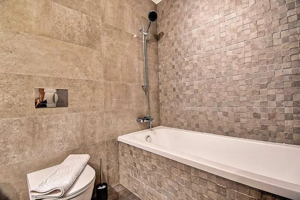 Lake Panorama Loft 5 star Location, Queen Bed, Views