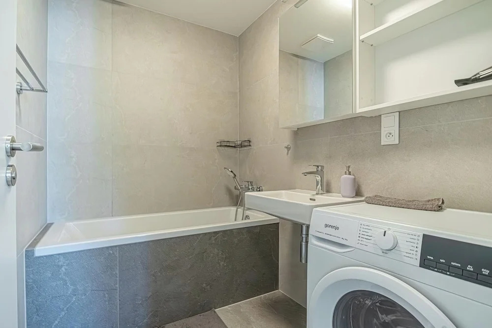 1BR Apartment Near Airport with Parking