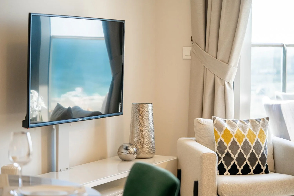 Amazing 1BR apartment with waterfront views!