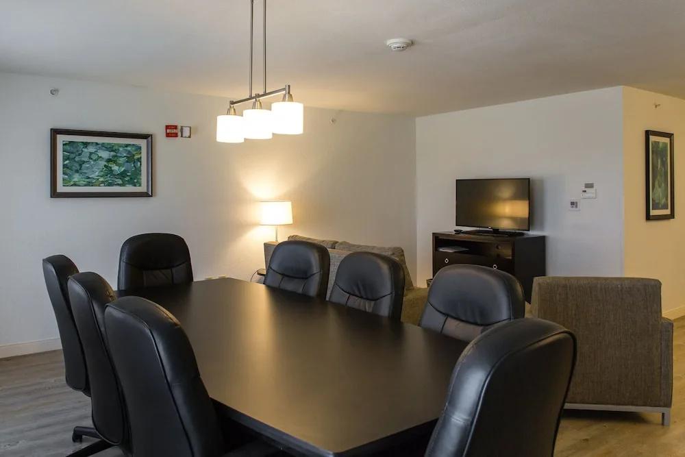 Holiday Inn & Suites Bloomington-Airport