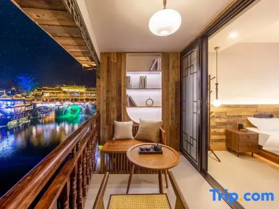 Qingshanjian Riverside Stilt House Inn (Phoenix Ancient Town - Hongqiao North Gate Pier Branch