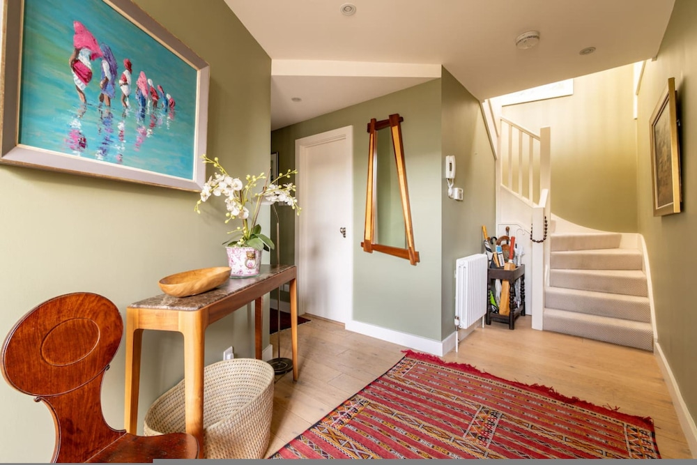 A Gentle Riverside Charm 2 Bedroom Mews House