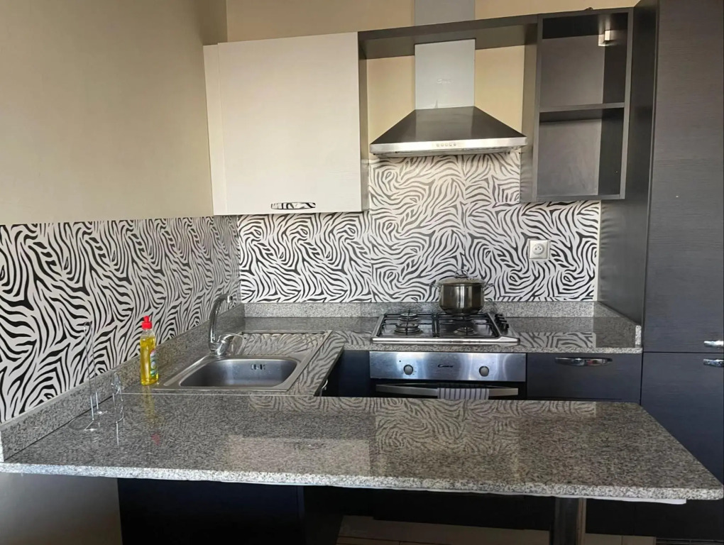 Lovely one-bed flat in secure building with shared swimming pool