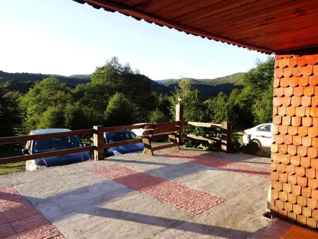 Hostal y Cabañas "El Coigüe"