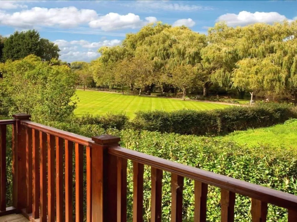 Cherbridge Lodges - Riverside lodges, short lets