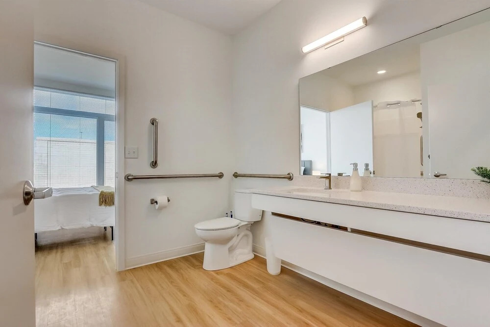 Frontdesk 2 BR Apt Near American Family Field