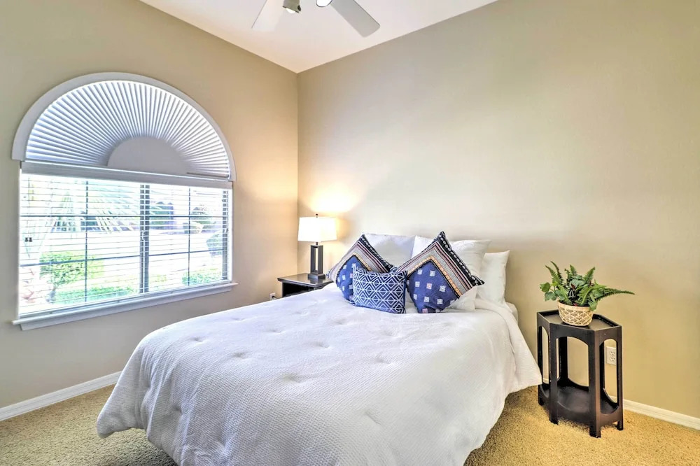 Pool & Putting Green: Goodyear Home on Golf Course