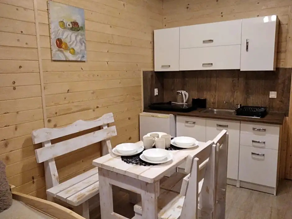 Domki i apartamenty nad jeziorem solińskim z basenem I widokiem na góry