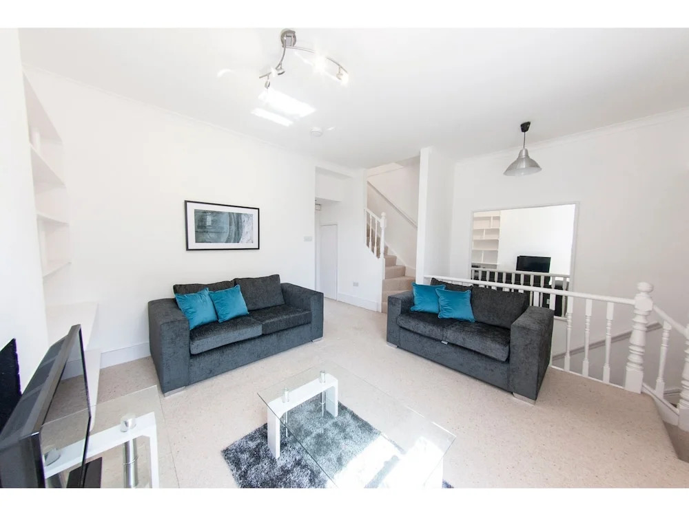 Modern 2 Storey 2-bedroom Flat , Sleeps 6