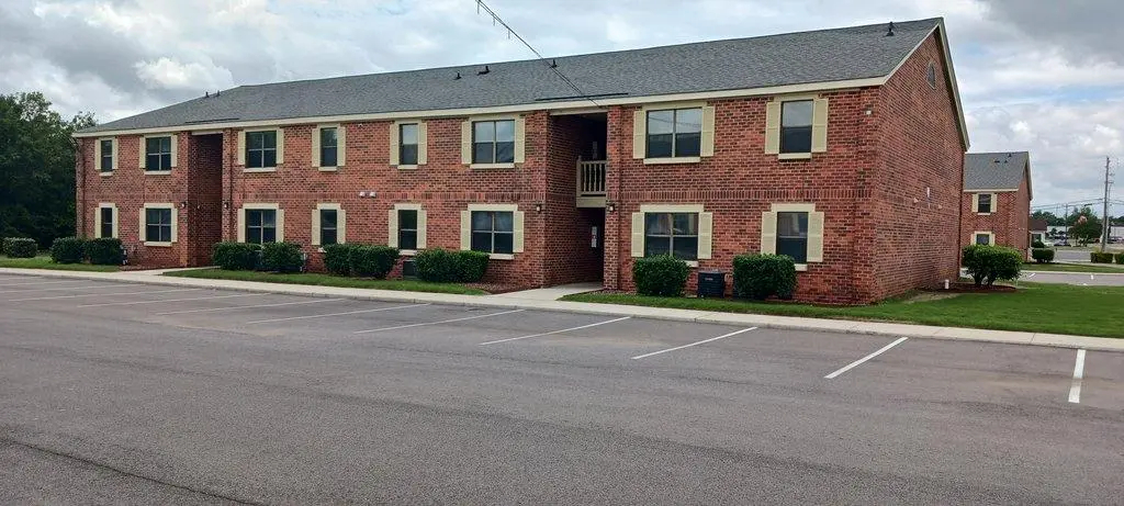 HomeTowne Studios by Red Roof Huntsville - Madison