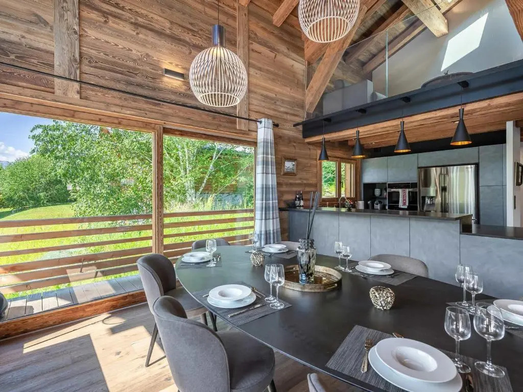 Chalet Luxe 12 Pers. Face aux Pistes avec Skiroom, Garage, Salle de Sport et Services Inclus - FR-1-569-19