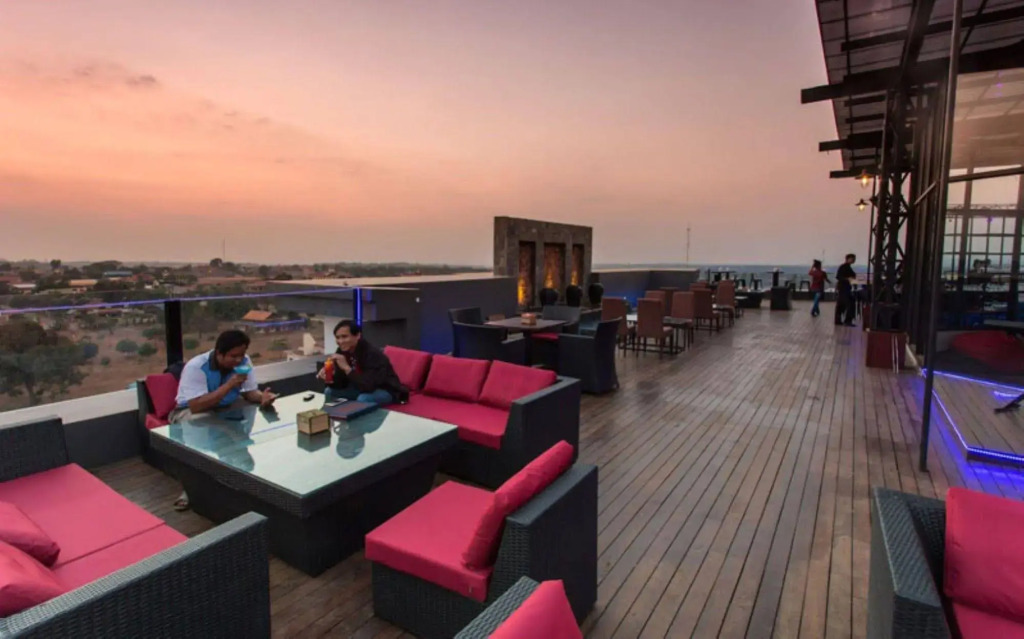 Yeak Loam Hotel