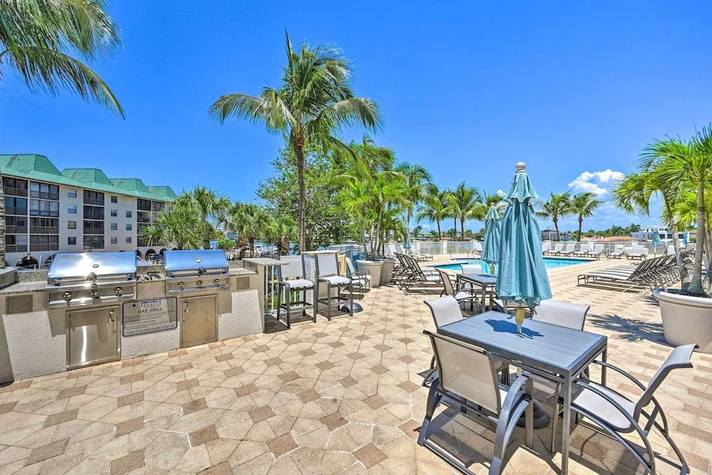 Naples Escape in Regatta w/ Resort Amenities!