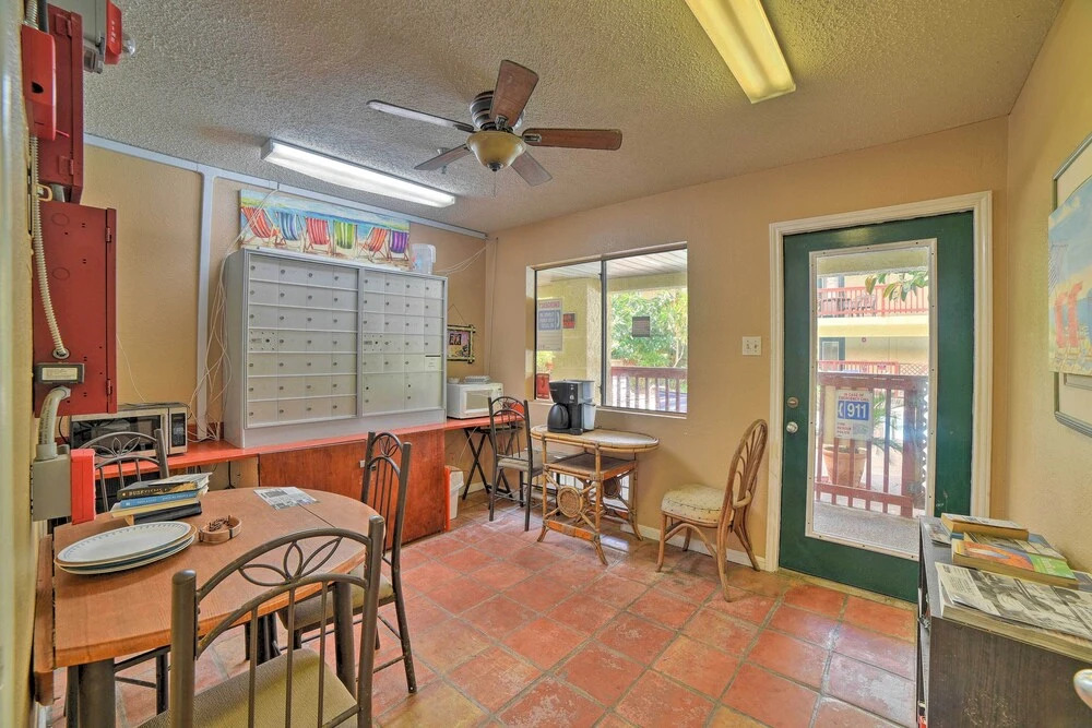 Coastal Studio w/ Amenities: Walk to Padre Beach!