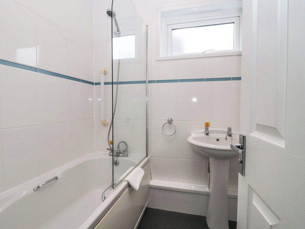 Harcombe House Accessible Pet Free Bungalow Sleeps 6