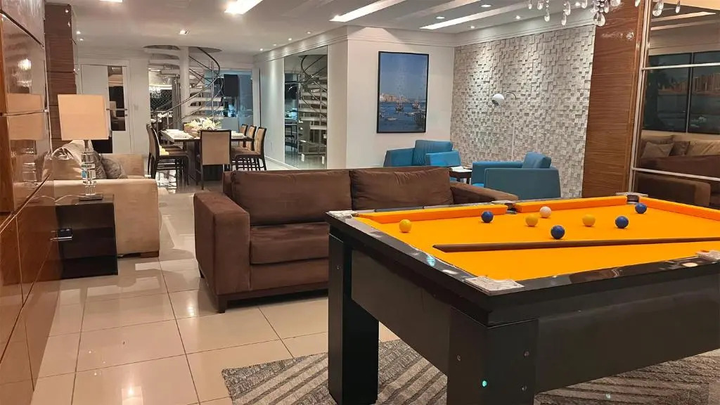 Luxuosa cobertura de 380m² a 850m da Av Beira Mar