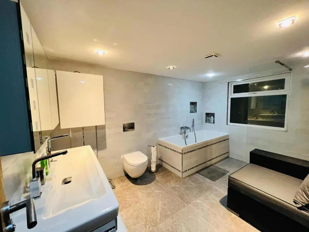 Gorgeous Cosy Home 2 Miles From Heathrow Airport