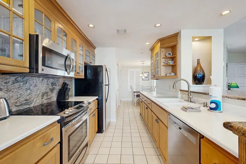 Ocean-view Penthouse With Pool, Balcony & Central AC - Snowbird-friendly