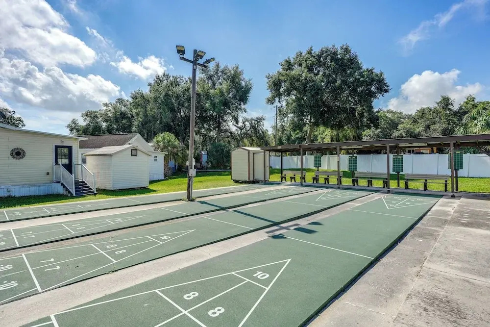 Lakeland Cottage w/ Pool Access + Screened Porch!