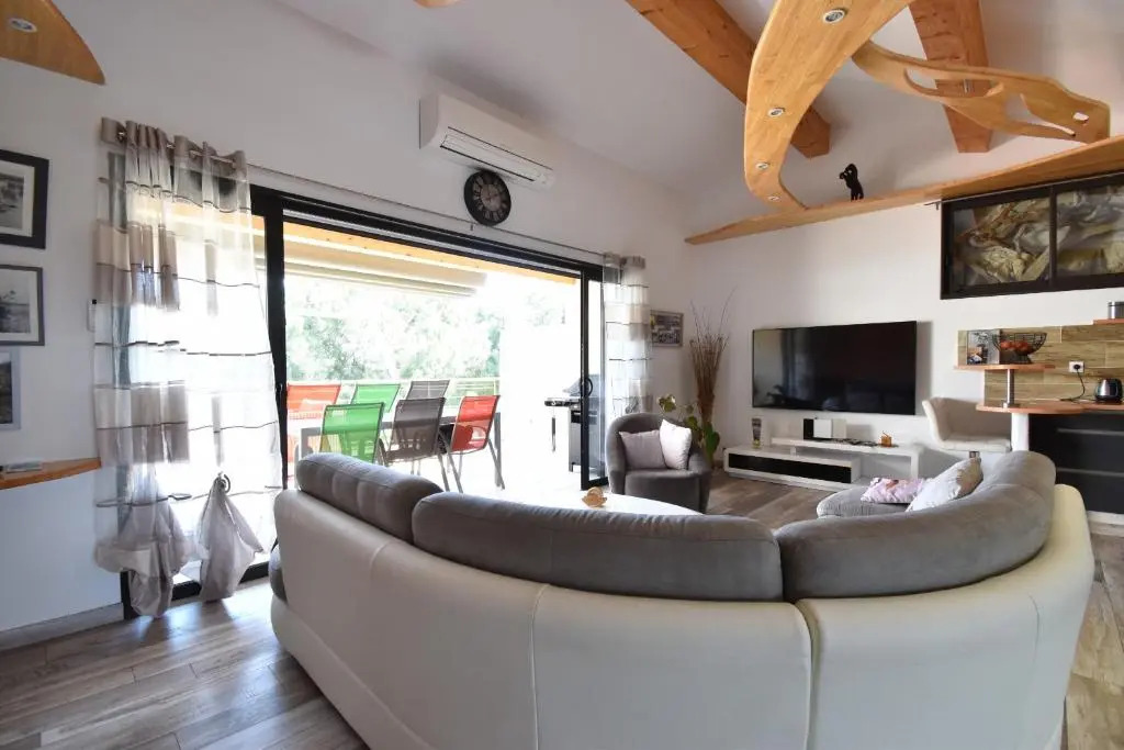 T2 vue canal et remparts d'Aigues Mortes