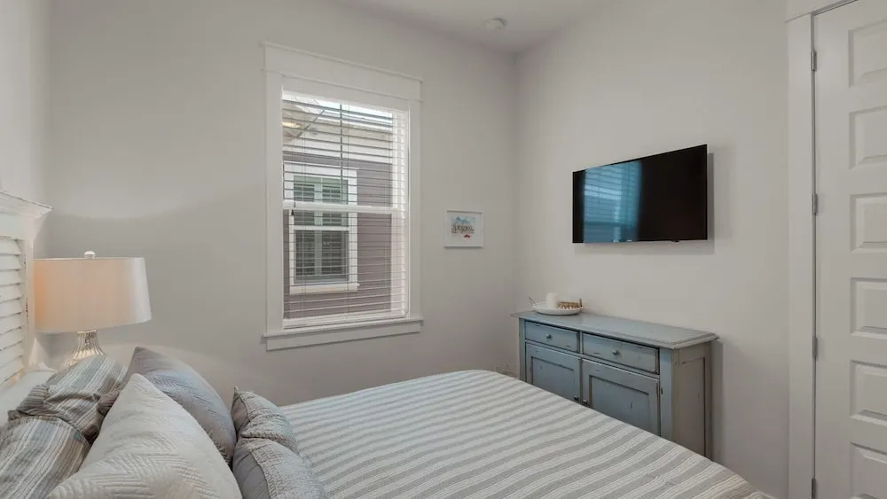 Modern Comfort + Resort Style Pool: Perfect Prominence Location for 10