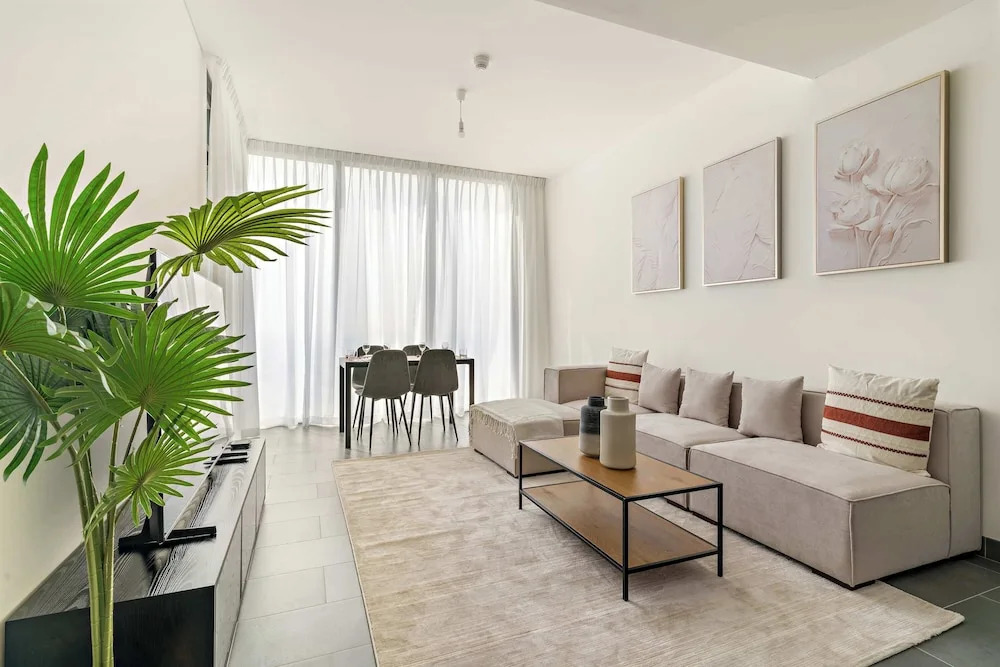 Spacious 2BR in The Crest With Pool and gym