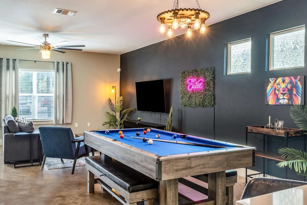 Upstay - East Austin Home w Yard Games Fire Pit