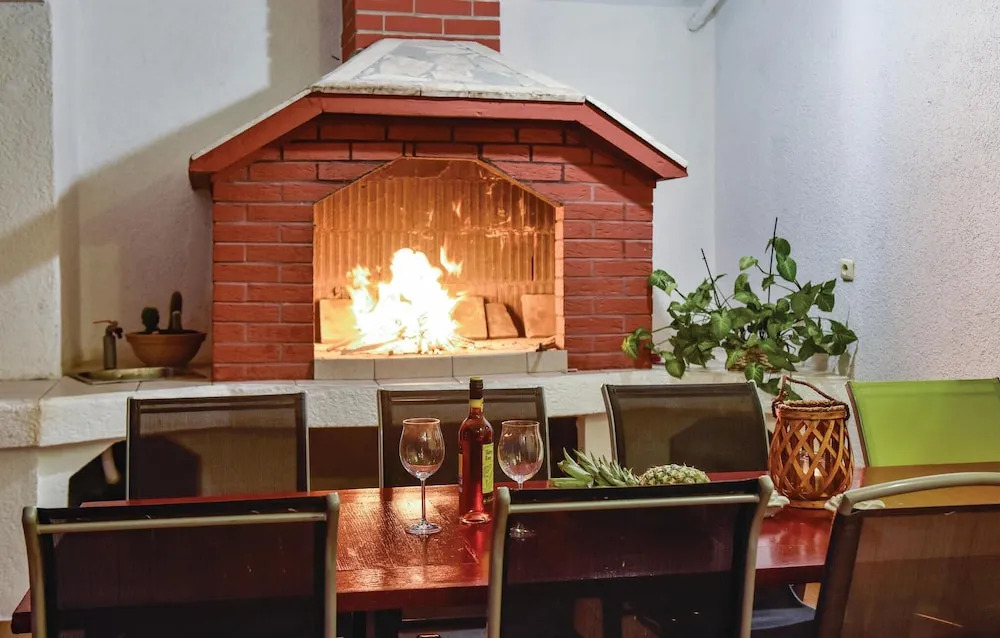 Amazing Home in Stobrec With Wifi and 4 Bedrooms