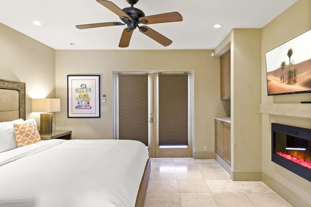 Poolside Fun King Suite