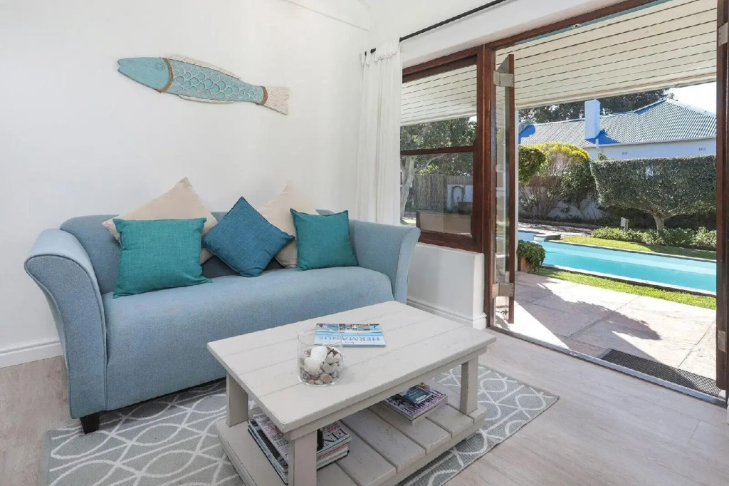 Sixteen Guesthouse on Main