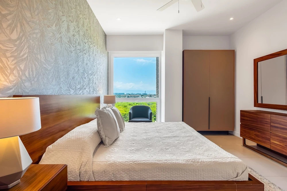 5th-floor apt Near the Ocean With Infinity Rooftop Pool, Balcony, Washer/dryer