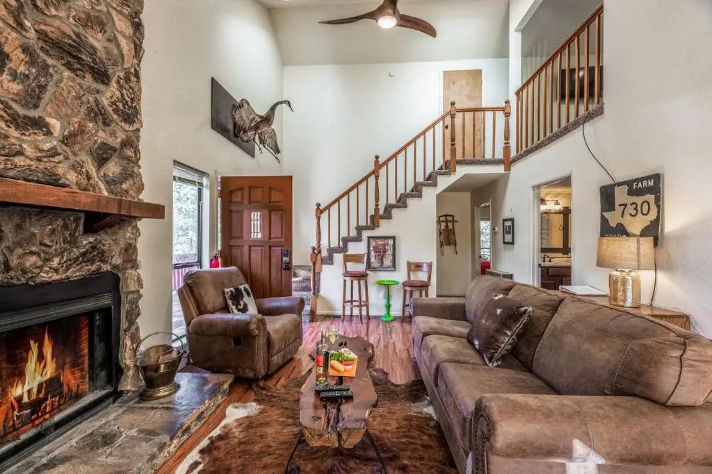 Cabin on the Creek, 2 Bedrooms, Sleeps 6, Hot Tub, Fireplace, Pet Friendly