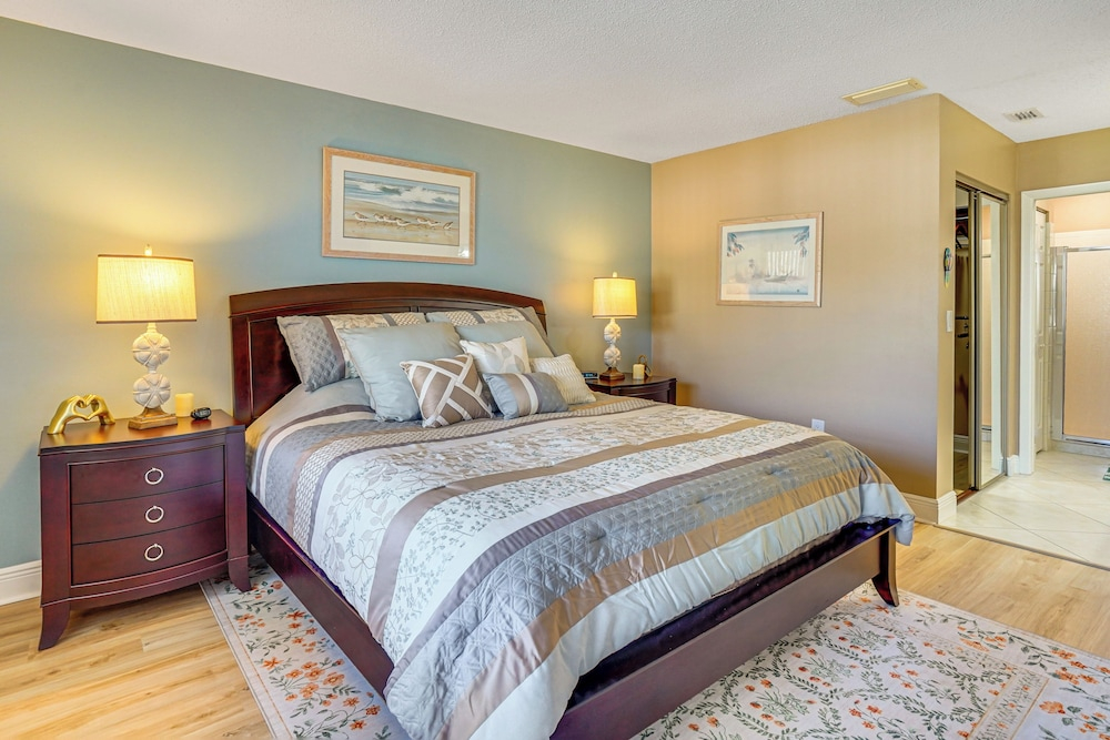 Resort-style Condo 6 Mi to Bradenton Beach!