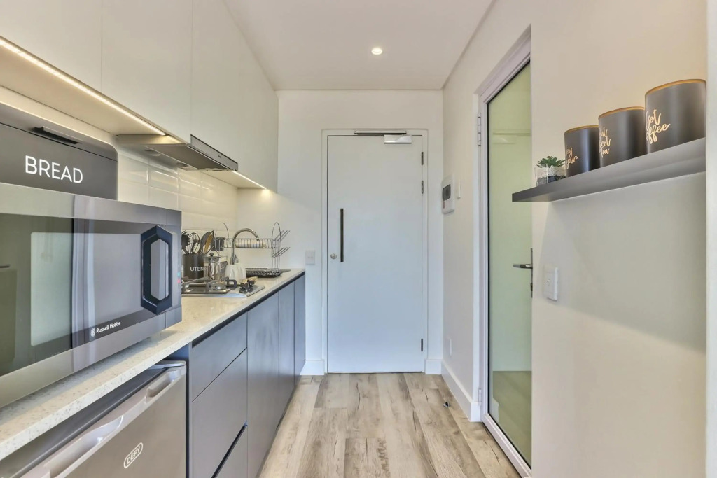 Stunning work pad on 1onAlbert- 601