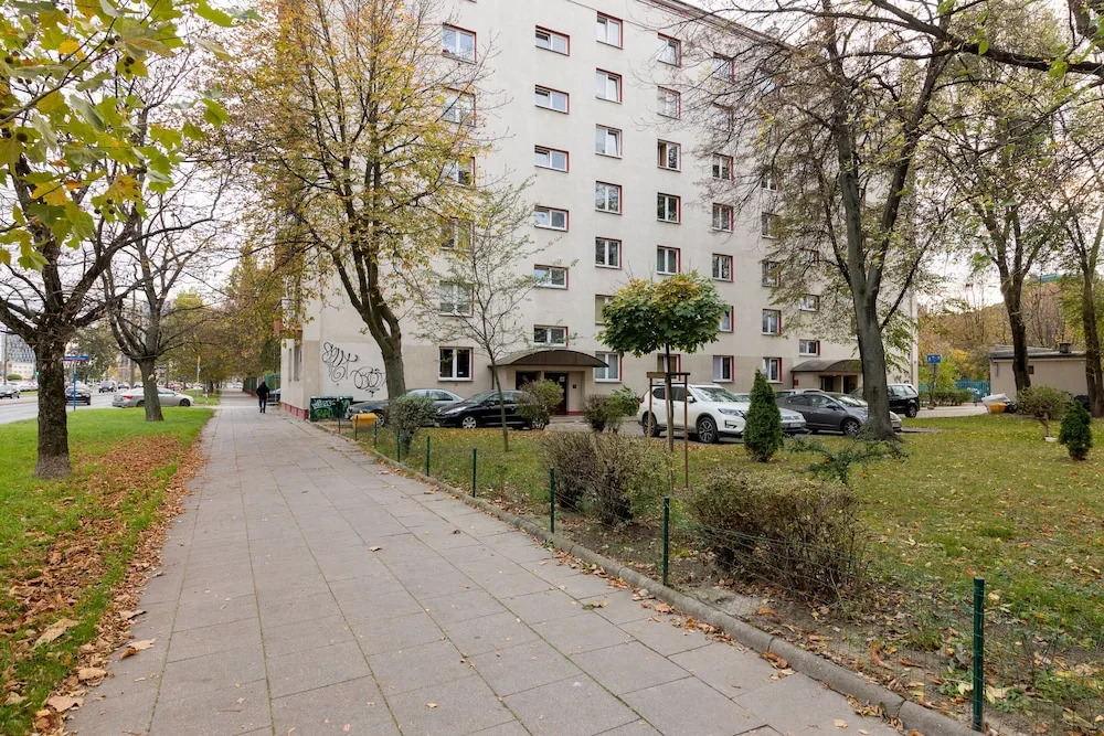 Metro Wilanowska 3-Bedroom Apartment