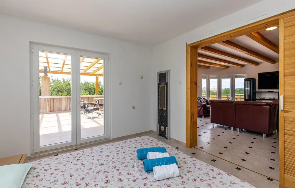 Pet Friendly Home In Smrika